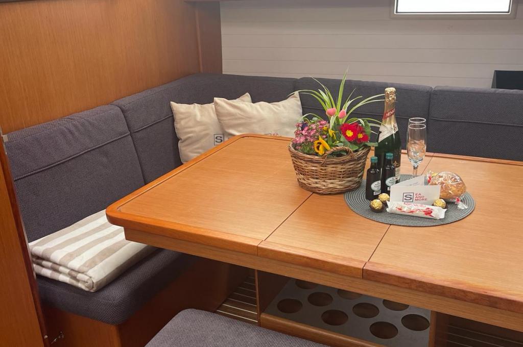 Catalog photo (may differ)