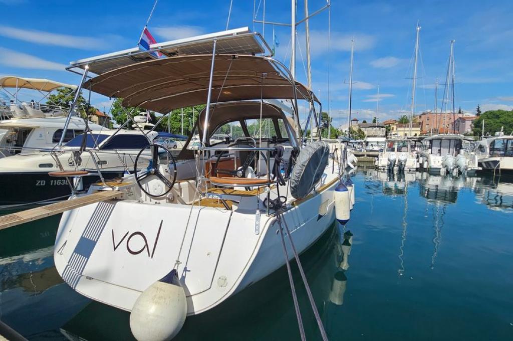 Catalog photo (may differ)