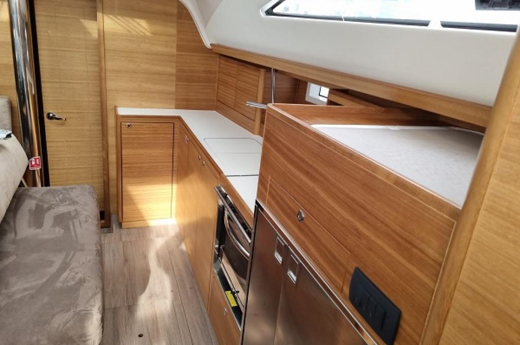 Catalog photo (may differ)