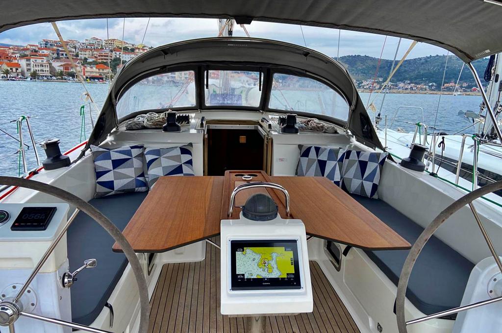 Catalog photo (may differ)